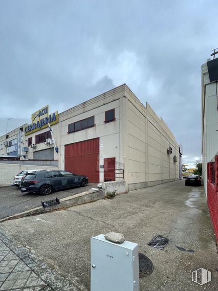 Nave en alquiler en Calle Fundidores, 17, Arroyomolinos, Madrid, 28939 con coche, luz de estacionamiento, cielo, nube, rueda, vehículo, neumático de automoción, asfalto, vehículo de motor y neumático alrededor