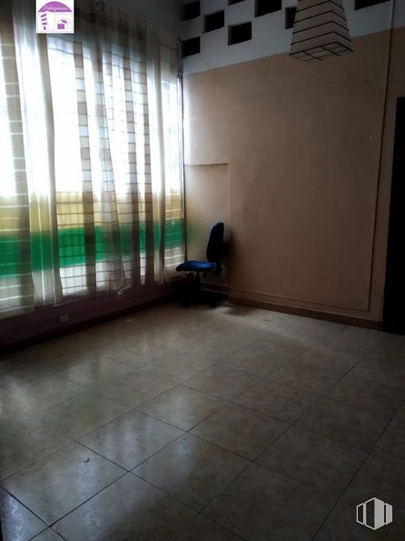 Local en alquiler en Zona Renfe, Parla, Madrid, 28980 con silla, suelo, piso, edificio, madera, pasillo, tintes y matices, madera, sombra y techo alrededor