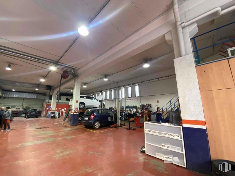 Industrial for sale at Zona empresarial, Alcobendas, Madrid, 28100 with car, person, tire, automobile repair shop, automotive parking light, automotive lighting, parking, automotive tail & brake light, garage and workshop around