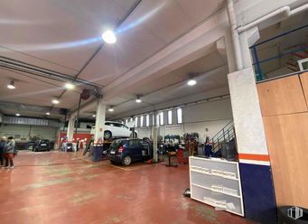 Industrial for sale at Zona empresarial, Alcobendas, Madrid, 28100 with car, person, tire, automobile repair shop, automotive parking light, automotive lighting, parking, automotive tail & brake light, garage and workshop around