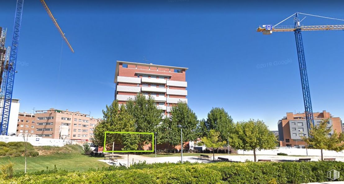 Local en alquiler en Calle Señorío de Molina , Guadalajara, 19005 con edificio, cielo, planta, día, propiedad, luz, luz de la calle, bloque de torre, diseño urbano y árbol alrededor