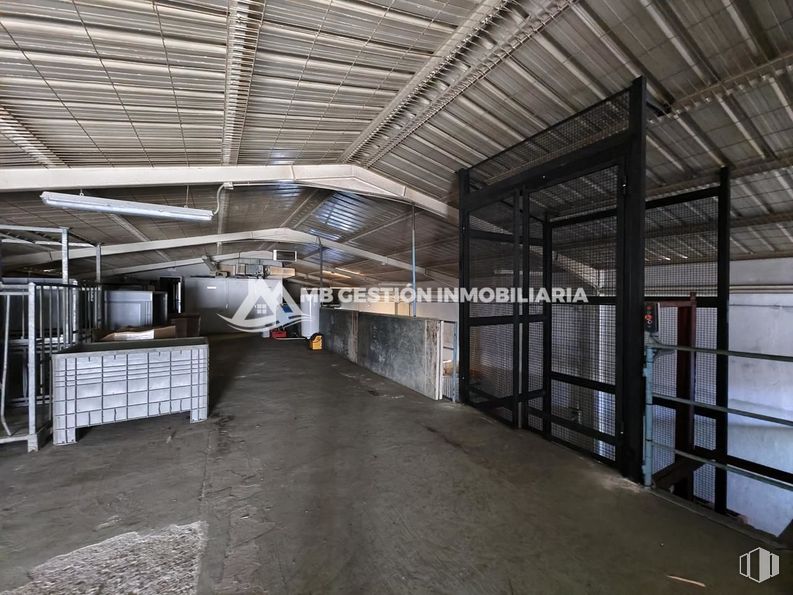 Nave en venta en Camino viejo de Getafe, Fuenlabrada, Madrid, 28946 con lámpara, madera, edificio, haz, sombra, metal, material compuesto, material de construcción, aluminio y acero alrededor