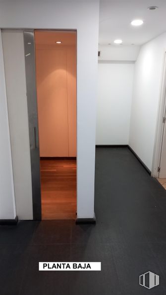 Local en alquiler y venta en Calle Abastos, 94, Aranjuez, Madrid, 28300 con suelos, suelo, madera, suelos de madera, interiorismo, puerta, suelo laminado, madera dura, suelo de baldosas y gris alrededor