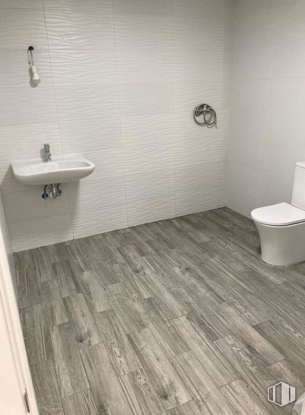 Local en venta en Zona centro, Cuenca, 16003 con inodoro, fregadero, accesorios de fontanería, cuarto de baño, madera, lavabo, grifo, accesorio, suelos y suelo alrededor