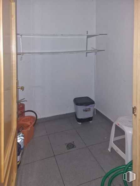 Retail for sale at Zona Santa María de Benquerencia , Toledo, 45007 with stool, wood, floor, flooring, building, hardwood, gas, house, household supply and toilet around