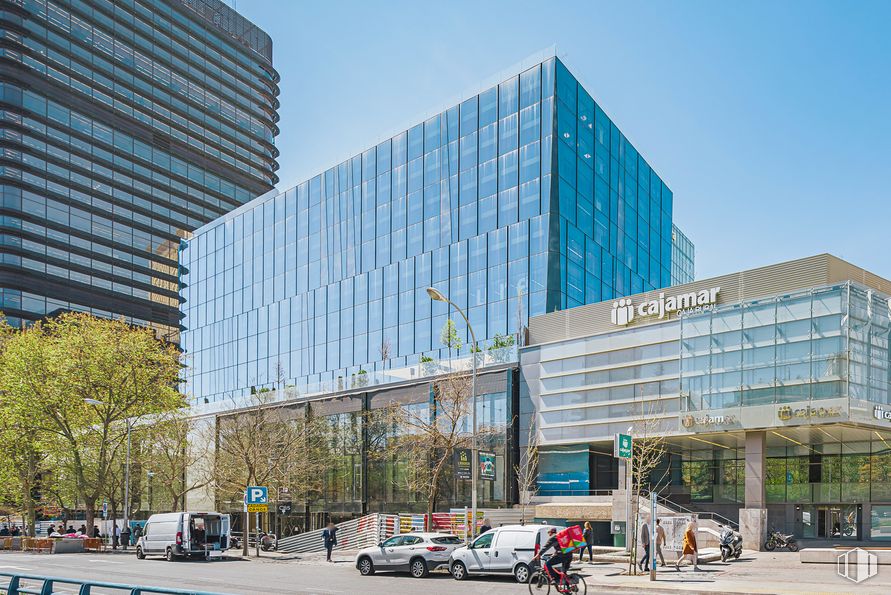 Oficina en alquiler en Paseo Castellana, 85, Tetuán, Madrid, 28046 con coche, edificio, cielo, rueda, durante el día, neumático, arquitectura, vehículo, rascacielos y diseño urbano alrededor