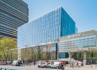 Office for rent at Paseo Castellana, 85, Tetuán, Madrid, 28046 with car, building, sky, wheel, daytime, tire, architecture, vehicle, skyscraper and urban design around