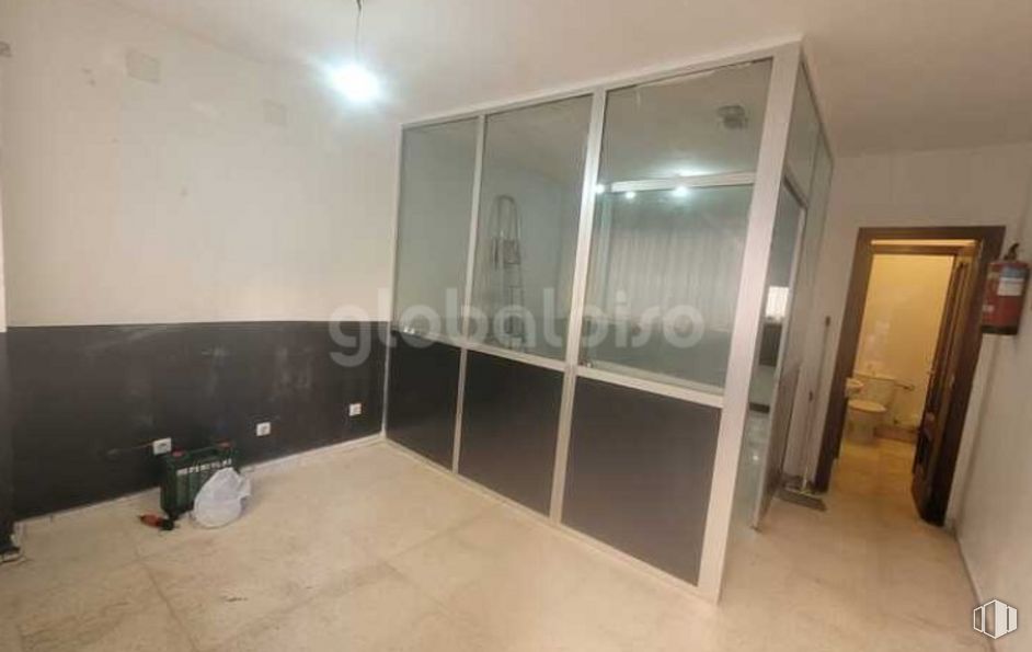 Local en alquiler en Calle Doctor Jiménez Díaz, 4, Coslada, Madrid, 28820 con armario, lámpara, puerta, edificio, accesorio, suelo, madera, suelos, casa y puerta de ducha alrededor