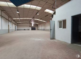 Nave en alquiler en Camino San Martín de la Vega, Arganda del Rey, Madrid, 28500 con ventana, alumbrado, accesorio, madera, suelo, hall, suelos, hormigón, techo y simetría alrededor