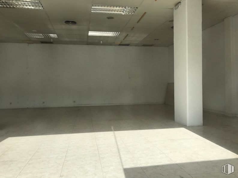 Local en venta en Paseo Valdelasfuentes, 9, Alcobendas, Madrid, 28100 con alumbrado, suelo, piso, material compuesto, techo, hormigón, accesorio, pasillo, aparcamiento y suelo de baldosas alrededor