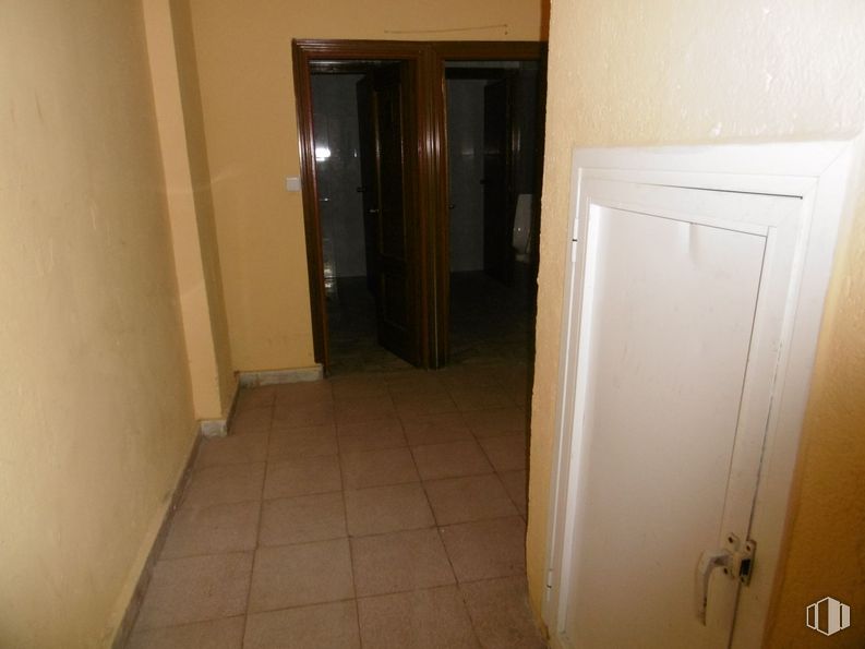 Local en venta en Calle Ocaña, 91, La Latina, Madrid, 28047 con armario, edificio, puerta, accesorio, asa, madera, suelos, suelo, casa y puerta de casa alrededor