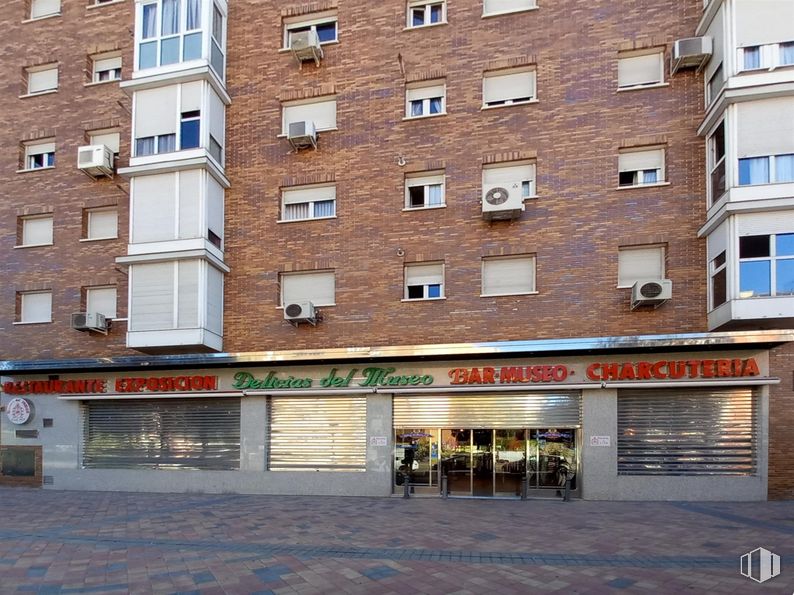 Retail for rent at Avenida Córdoba, 3, Usera, Madrid, 28026 with window, building, fixture, urban design, brick, material property, residential area, condominium, facade and city around