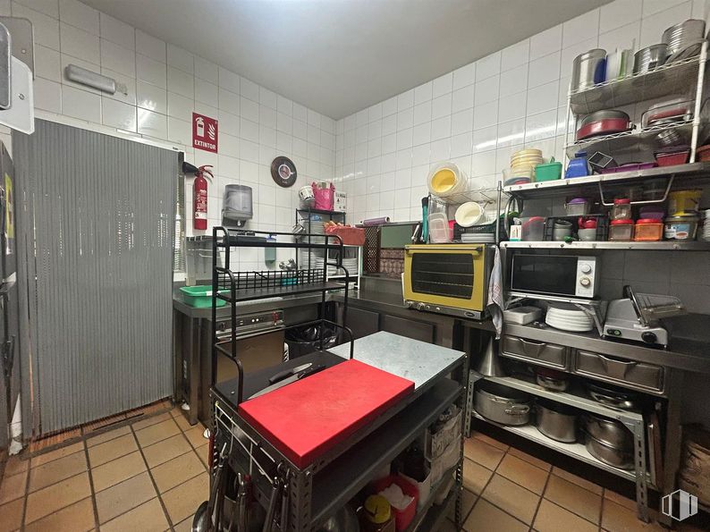 Retail for sale at Zona Fuenlabrada, Fuenlabrada, Madrid, 28944 with microwave oven, home appliance, kitchen appliance, furniture, major appliance, kitchen, shelving, shelf, room and countertop around