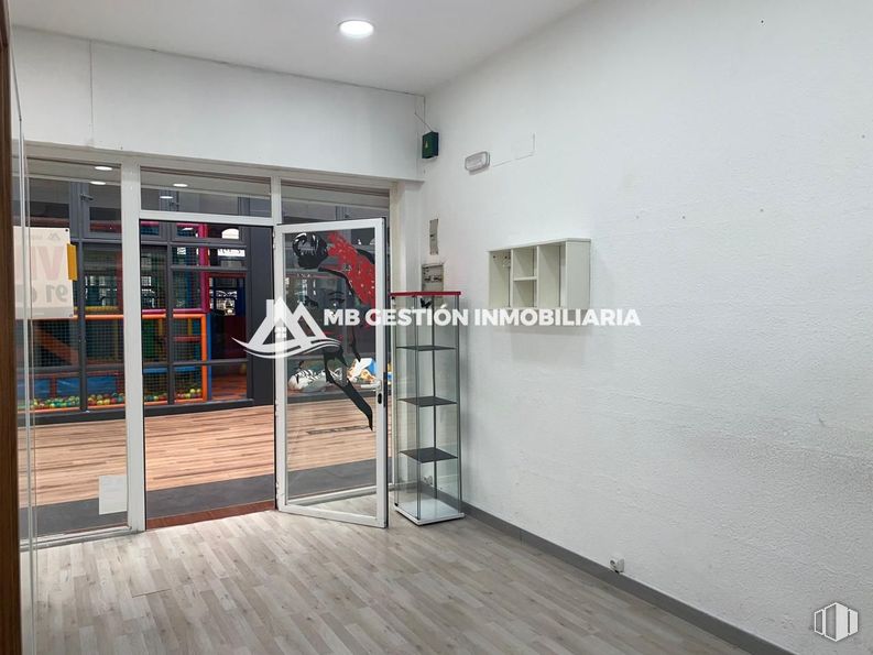 Local en alquiler y venta en Calle Portugal, Fuenlabrada, Madrid, 28942 con puerta, mueble, accesorio, madera, suelos, edificio, techo, madera dura, arte y material compuesto alrededor