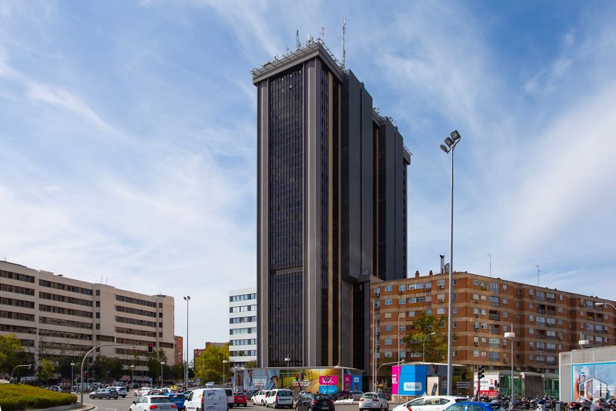 Oficina en alquiler en Plaza Castilla, 3, Tetuán, Madrid, 28046 con edificio, nube, cielo, rascacielos, coche, luz de la calle, infraestructura, rueda, diseño urbano y torre alrededor