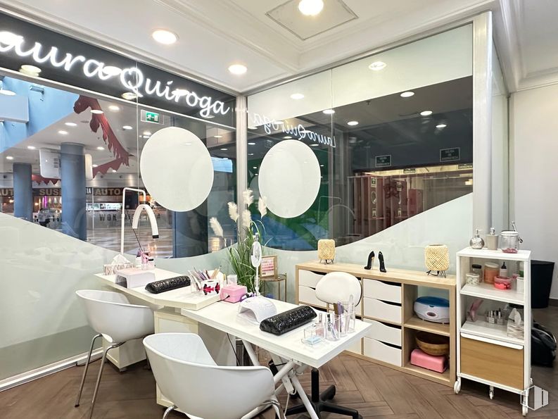 Local en alquiler en Calle Constitución, 2, Rivas-Vaciamadrid, Madrid, 28529 con silla, mesa, mueble, interiorismo, techo, alumbrado, salón de belleza, cuidado personal, cosméticos y venta al por menor alrededor