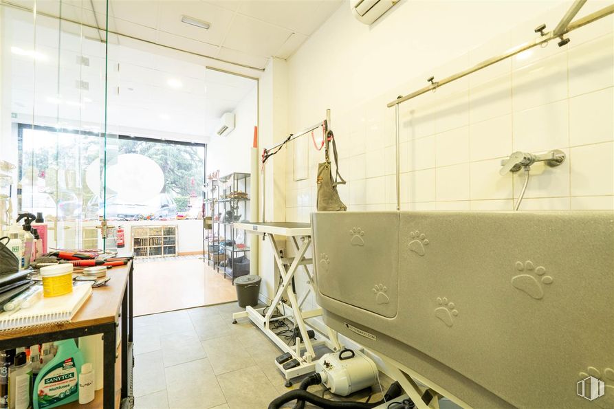 Local en alquiler en Calle Azcona, 64, Salamanca, Madrid, 28028 con interiorismo, suelos, mueble, suelo, habitación, techo, médico, equipamiento médico, estante y silla alrededor