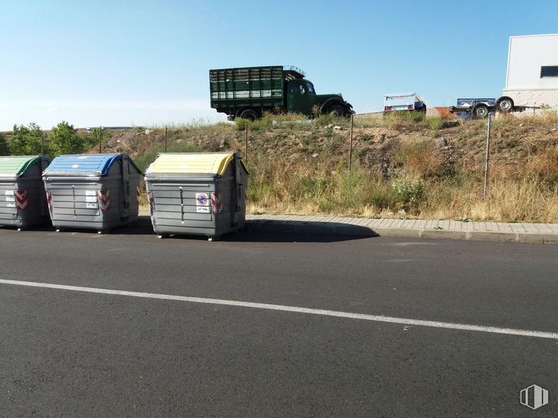 Land for sale at Polígono Industrial El Cerro, Segovia, 40006 with truck, tire, sky, wheel, vehicle, road surface, motor vehicle, asphalt, automotive tire and tar around