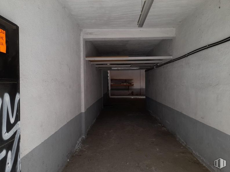 Industrial for sale at Calle Potasa, Villaverde, Madrid, 28021 with building, fixture, grey, composite material, flooring, concrete, road, ceiling, room and plaster around