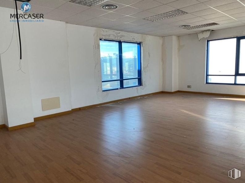 Retail for sale at Calle Francisco Alonso, Alcalá de Henares, Madrid, 28806 with window, floor, flooring, interior design, ceiling, apartment, glass, wood flooring, hardwood and hall around