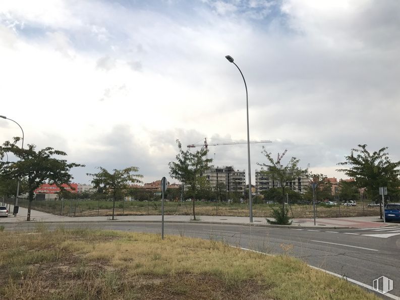 Suelo en venta en Calle Playa de Riazor, Barajas, Madrid, 28042 con luz de la calle, nube, cielo, planta, árbol, asfalto, planta leñosa, superficie de la carretera, relieve montañoso y ciudad alrededor