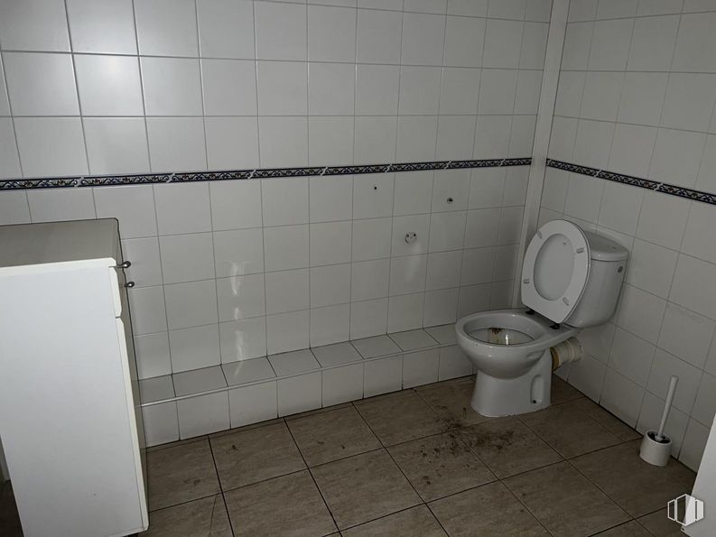 Retail for rent at Calle Arevalo, Ávila, 05001 with toilet, toilet seat, plumbing fixture, bathroom, flooring, floor, line, wall, rectangle and material property around