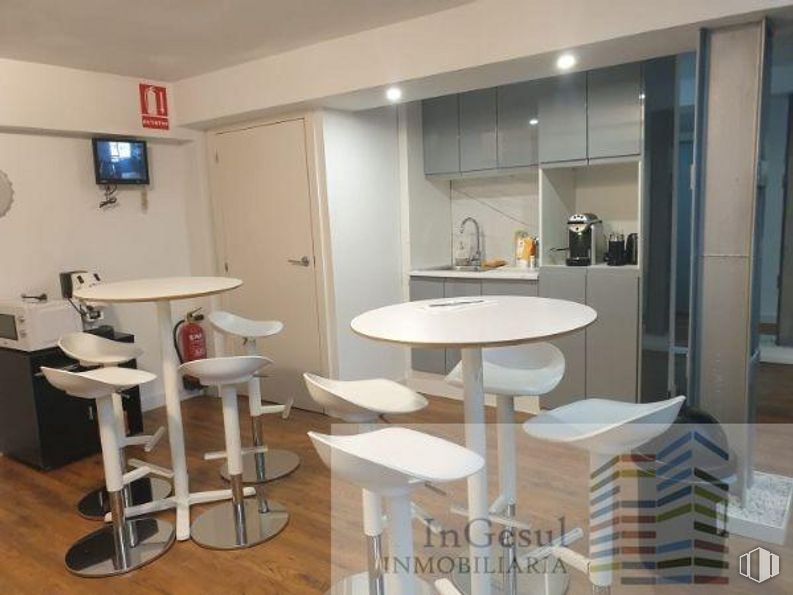 Local en alquiler y venta en Castellana/Salamanca, Salamanca, Madrid, 28006 con taburete, mesa, mueble, propiedad, interiorismo, suelo, suelos, madera, accesorio y inmobiliario alrededor