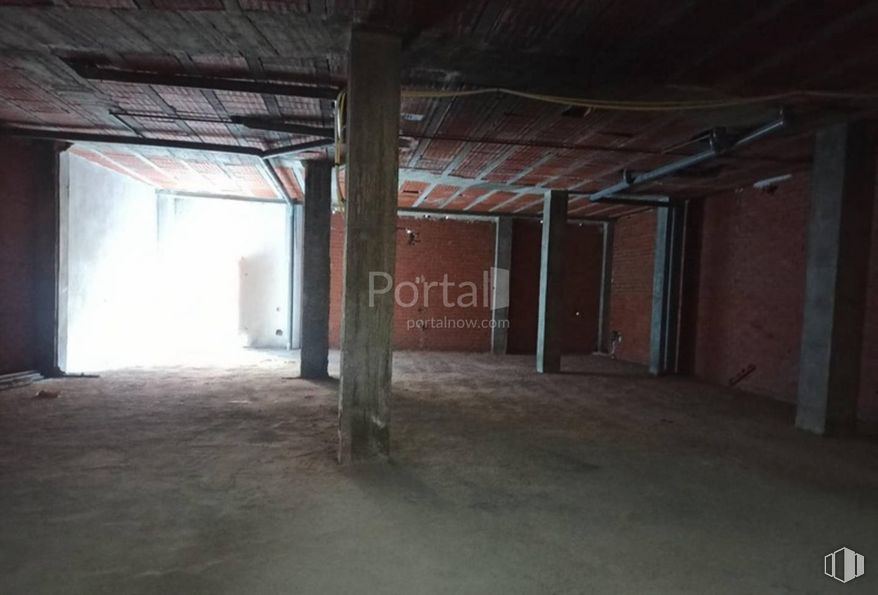 Retail for sale at Calle San Ginés, 10, Talavera de la Reina, Toledo, 45600 with hall, floor, flooring, wood, fixture, gas, city, concrete, ceiling and darkness around