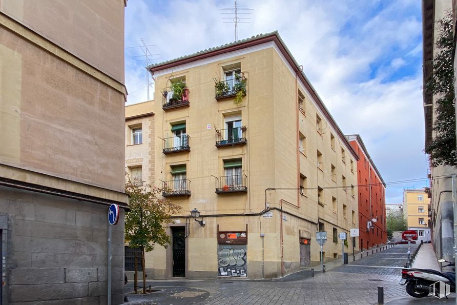 Local en alquiler y venta en Calle Mira el Sol, 12, Centro, Madrid, 28005 con edificio, motocicleta, nube, cielo, propiedad, planta, ventana, superficie de carretera, casa y diseño urbano alrededor