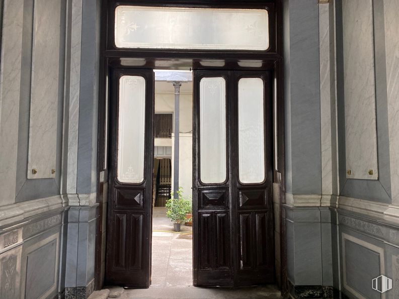 Retail for sale at Calle Felipe IV, Retiro, Madrid, 28014 with door, building, fixture, plant, wood, window, home door, house, gas and symmetry around