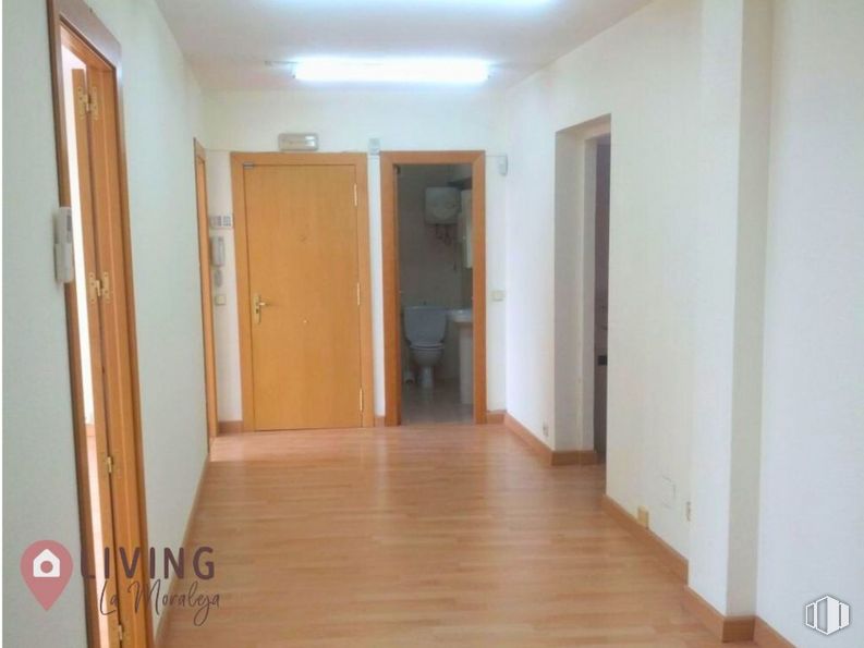 Oficina en alquiler en Calle Gran Vía, Majadahonda, Madrid, 28220 con puerta, accesorio, madera, puerta de casa, hall, suelos, suelo, tinte para madera, madera dura y exterior del automóvil alrededor