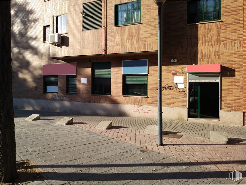 Local en venta en Calle San Pedro, 67, Coslada, Madrid, 28820 con ventana, alumbrado, edificio, propiedad, rectángulo, accesorio, madera, superficie de carretera, sombra y puerta alrededor