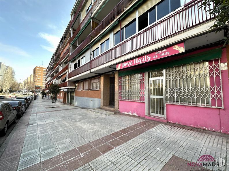 Local en alquiler y venta en Calle Callao, 34, Fuenlabrada, Madrid, 28945 con coche, edificio, nube, superficie de la carretera, ventana, cielo, diseño urbano, barrio, madera y pared alrededor