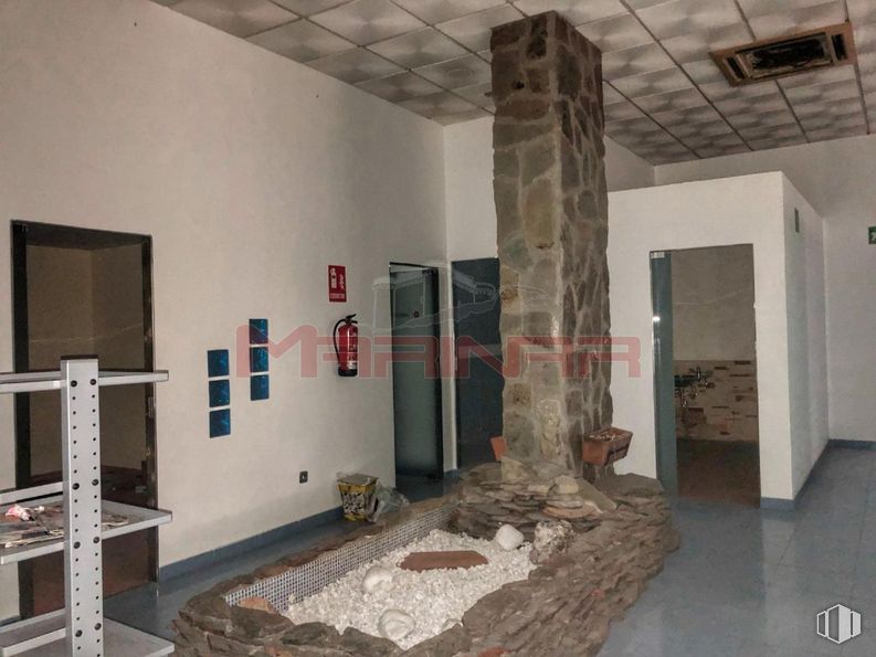 Retail for sale & for rent at Zona Las Aves-Jardín de Oñate, Aranjuez, Madrid, 28300 with wood, interior design, art, building, floor, flooring, hall, gas, ceiling and living room around