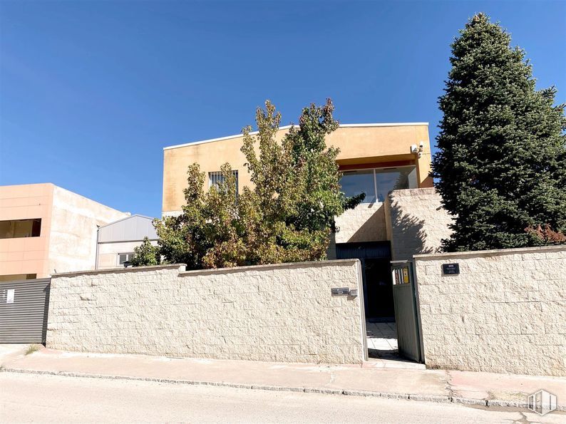 Nave en venta en Calle Talleres, 21, Alpedrete, Madrid, 28430 con cielo, árbol, planta, diseño urbano, sombra, paisaje, material compuesto, fachada, tintes y matices y tejado alrededor