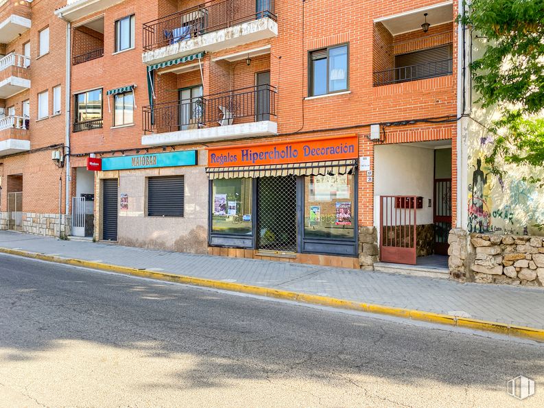 Retail for sale at Calle Egido, 13, Guadalix de la Sierra, Madrid, 28794 with window, building, road surface, fixture, asphalt, urban design, neighbourhood, tree, road and real estate around