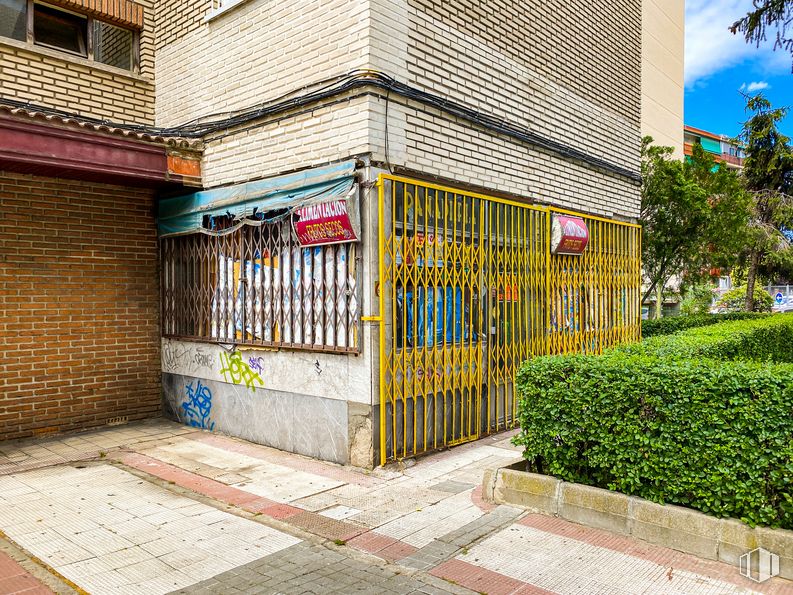 Retail for sale at Calle Veracruz, 8, Móstoles, Madrid, 28938 with building, window, daytime, plant, road surface, neighbourhood, public space, city, facade and urban design around