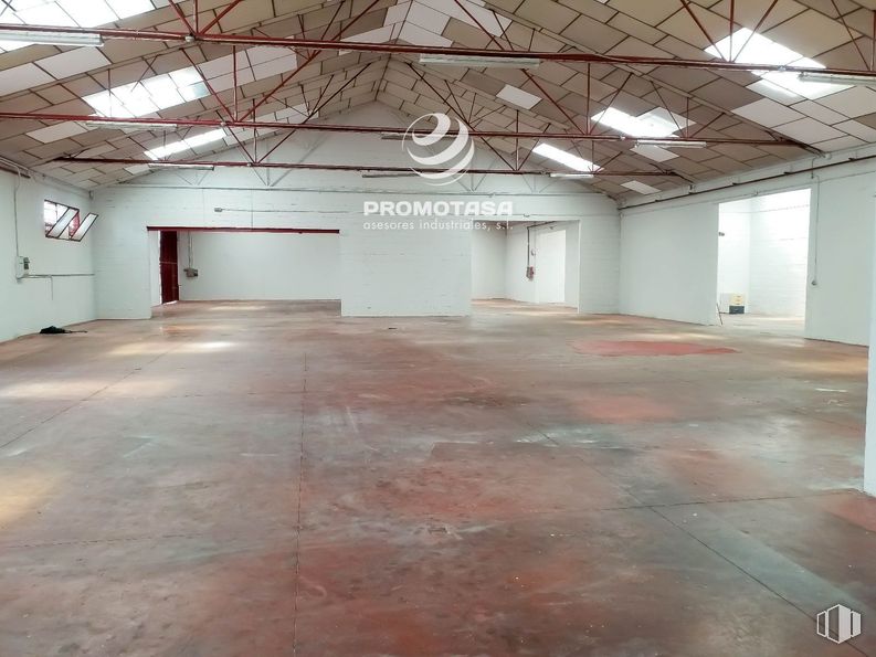 Nave en alquiler y venta en Avenida Finanzauto, 18, Arganda del Rey, Madrid, 28500 con suelos, suelo, techo, material compuesto, hormigón, hall, material de construcción, iluminación natural, acero y suelo de baldosas alrededor