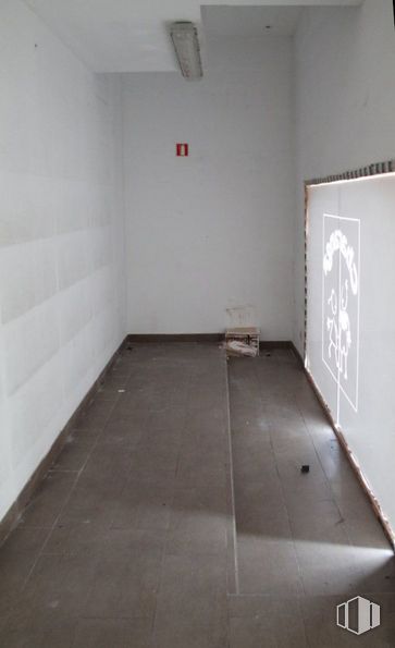 Retail for rent at Centro urbano, Ávila, 05001 with property, fixture, flooring, wood, floor, wall, building, composite material, rectangle and ceiling around