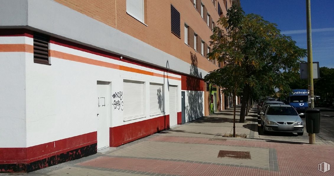 Local en alquiler y venta en Paseo Ginebra, 35, San Blas - Canillejas, Madrid, 28022 con coche, edificio, ventana, vehículo, planta, asfalto, casa, superficie de la carretera, iluminación automotriz y árbol alrededor