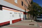 Retail for sale & for rent at Paseo Ginebra, 35, San Blas - Canillejas, Madrid, 28022 with car, building, window, vehicle, plant, asphalt, house, road surface, automotive lighting and tree around