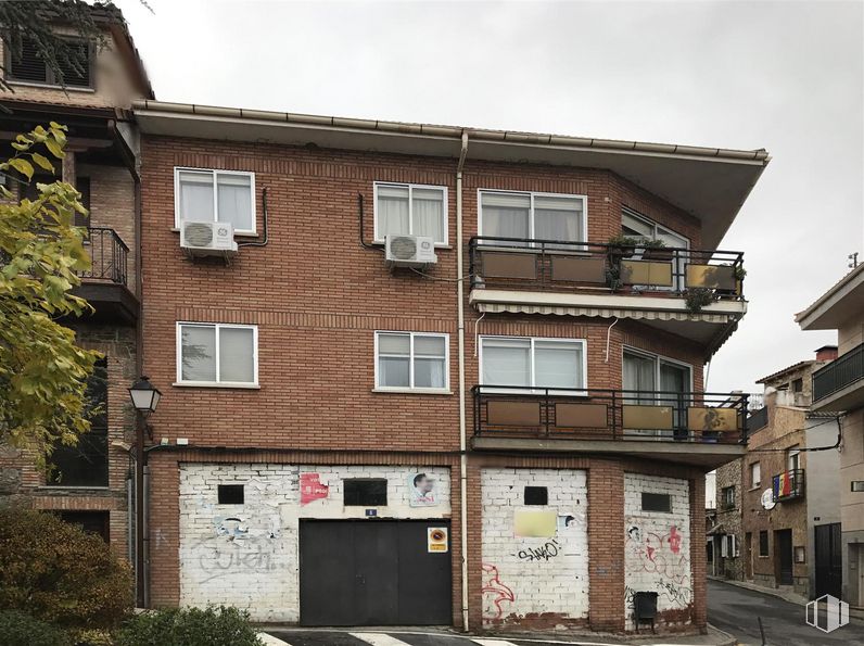 Retail for rent at Calle Mayor, 4, Pedrezuela, Madrid, 28723 with window, building, property, sky, plant, cloud, wood, urban design, door and brickwork around