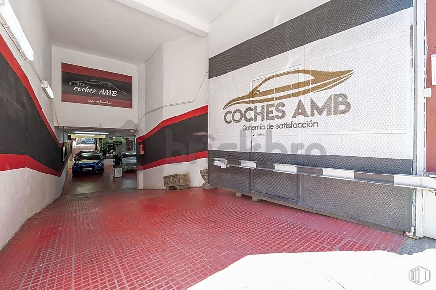 Retail for sale at Calle López Mezquía, 9, Carabanchel, Madrid, 28019 with building, flooring, ceiling, automotive design, logo, font, event, room, carpet and wood around