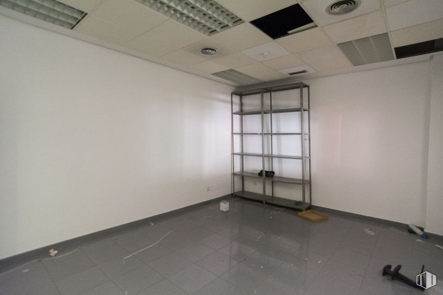 Retail for rent at Centro urbano, Torrijos, Toledo, 45500 with fixture, wood, interior design, hall, flooring, floor, window, ceiling, hardwood and space around