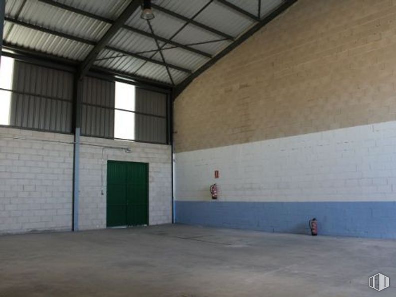 Industrial for sale & for rent at Calle Príncipe de Asturias, Villarejo de Salvanés, Madrid, 28590 with door, building, field house, wood, hall, flooring, composite material, house, ceiling and window around