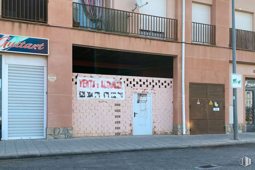 Local en alquiler y venta en Avenida Magallanes, 13, Santa Cruz de la Zarza, Toledo, 45370 con puerta, edificio, ventana, propiedad, accesorio, arquitectura, ladrillo, albañilería, fachada y fuente alrededor