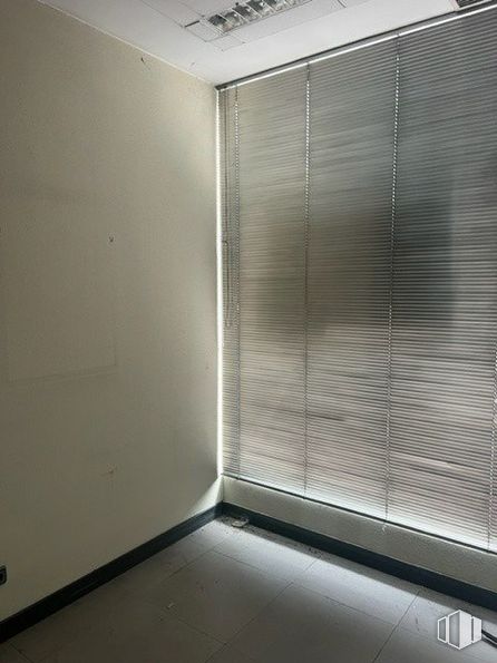 Retail for sale & for rent at Zona Los Madroños, Collado Villalba, Madrid, 28400 with window blind, shade, wood, rectangle, floor, flooring, fixture, tints and shades, composite material and mesh around