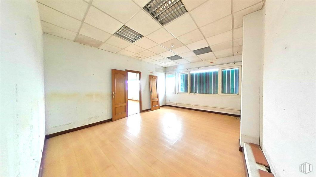 Office for sale at Calle Francisco Aritio, Guadalajara, 19004 with door, hall, fixture, building, wood, flooring, hardwood, ceiling, house and glass around