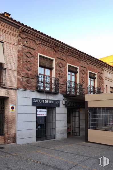 Office for rent at Plaza Constitución, 13, El Álamo, Madrid, 28607 with window, building, door, sky, fixture, brick, wood, brickwork, building material and city around