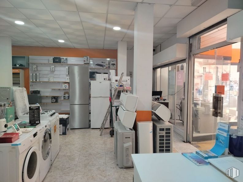 Retail for rent at Calle San José, Fuenlabrada, Madrid, 28943 with washing machine, table top, refrigerator, door, furniture, building, table, automotive design, interior design and flooring around